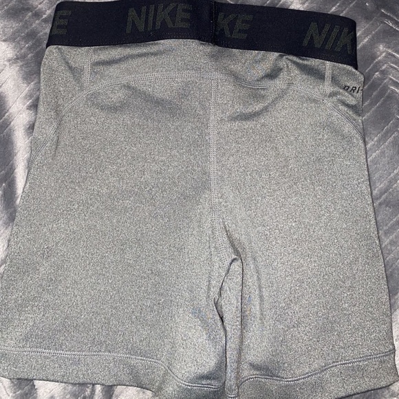 Xs Nike DriFit training shorts - Picture 2 of 2